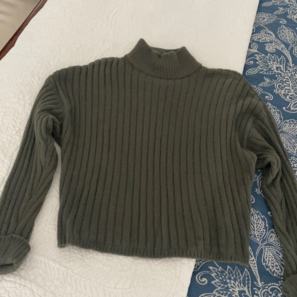 Super Soft Express Sweater Size Small - image 4